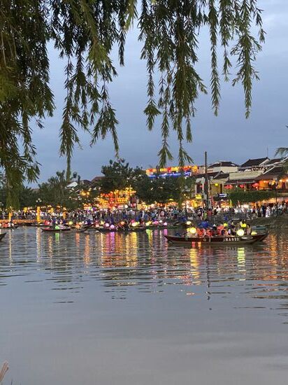 die ganze  Stadt  leuchtet in den Abendstunden Dank der tausenden Laternen