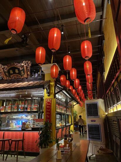 selbst innerhalb der Restaurants und Bars wird alles mit Laternen dekoriert