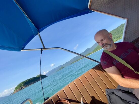 mit dem Boot geht es dann weiter zum Hotel in eine  abgelegene Bucht( Ninh Van Bay) die man nur über den Seeweg erreicht.