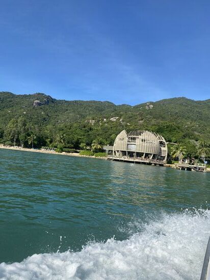 An Lam Retreat 
die große Kugel stellt die Lotus Frucht dar und ist das Wahrzeichen (Logo) des Resorts. Man findet es überall ! Ob auf Handtüchern, Speisekarten etc.
Alles aus Holz gearbeitet und offen. Im unteren Teil sitzt man im Restaurant und im obigen Teil befindet sich die Sunset Bar.
Drumherum befinden sich die uneinsichtigen Villen mitten im Grün.