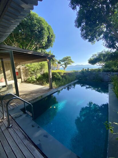 unsere Villa mit Pool und Meerblick   
kann man aushalten!