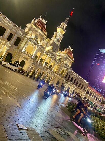 das koloniale Rathaus inmitten von Wolkenkratzern