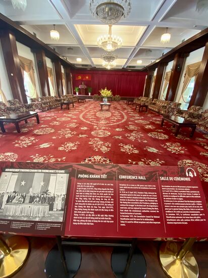 und hier wurde vom Präsidenten , wie man sehr schön auf der Tafel lesen kann, der Krieg offiziell als beendet erklärt.