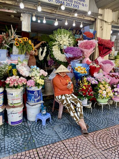man findet in den Straßen, trotz der sehr amerikanisierten Stadt, zum Glück auch immer noch die typischen Blumen und Obststände.