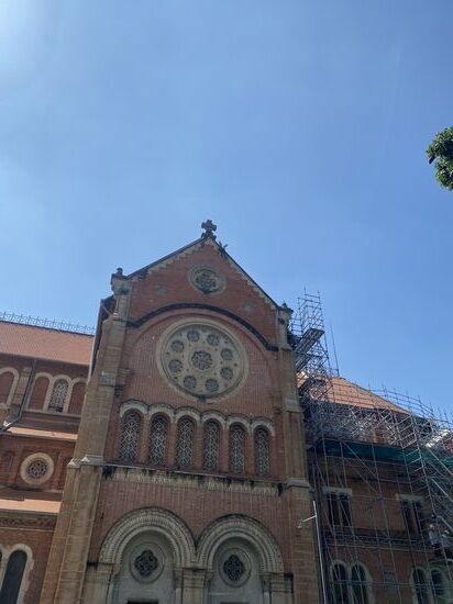 und die Kathedrale „Notre Dame“ (der Name spricht für sich)
leider war kein anderes Bild möglich da man gerade große Sanierungsarbeiten vornimmt und fast die gesamte Fassade eingehüllt ist.