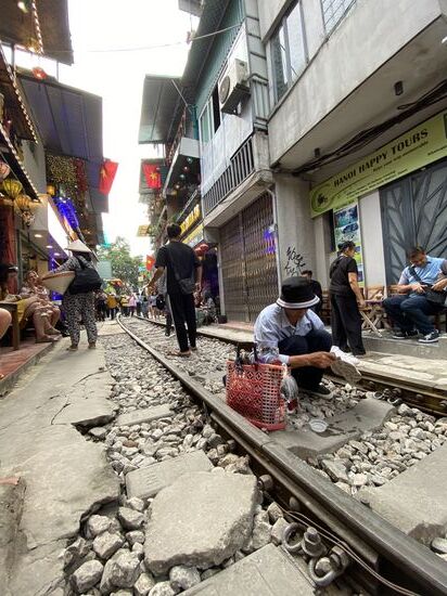 Sneakerputzer auf der Trainstreet
auch die werden sorgfältig geputz!
 Hier hat ja auch keiner Lederschuhe an