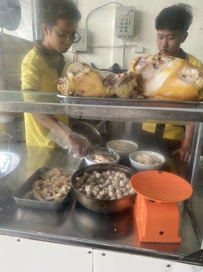 Zubereitung der berühmten PHO Suppe