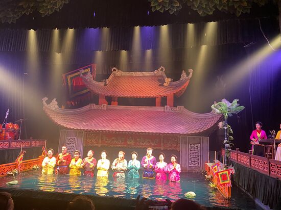 und die dazugehörigen Darsteller der Puppen und der Gesänge die gekonnt die Puppen unter Wasser bewegen