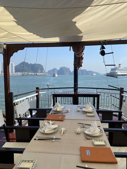 unser Speisesaal……und raus geht es In die Bay Tu Long.