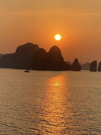 man sieht fantastische Sonnenuntergänge