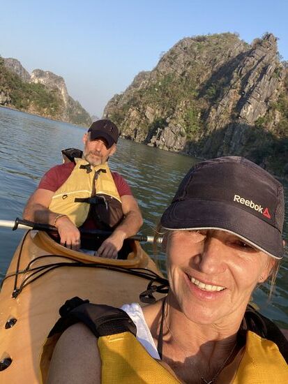 ein Ausflug mit dem Kajak zum Schwimmen an einen kleinen Strand
