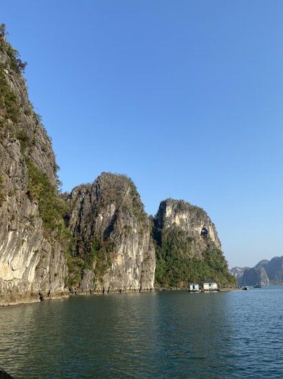 mit viel Phantasie erkennt man den Elefantenkopf (seitliche Sicht hinter den 2 kleinen Hütten)