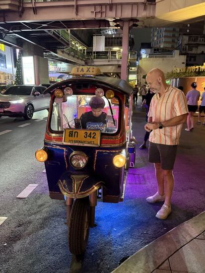 Tuk Tuk fahren gehört zu jedem Bangkok Aufenthalt,  auch wenn die Preise mittlerweile utopisch sind