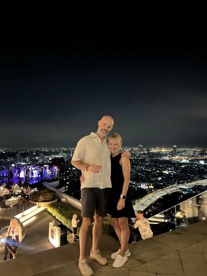 Ein Besuch im „The Dome „ im 64 Stockwerk des Lebua State Towers darf nicht fehlen.
Der heutige entspannte Tag hört mit dem Besuch des Lebua Towers im 64 Stockwerk auf. Einfach immer wieder sensationell. Wir gönnen uns etwas sehr Feines und genießen diesen wundervollen Abend. und diese unglaubliche Aussicht.