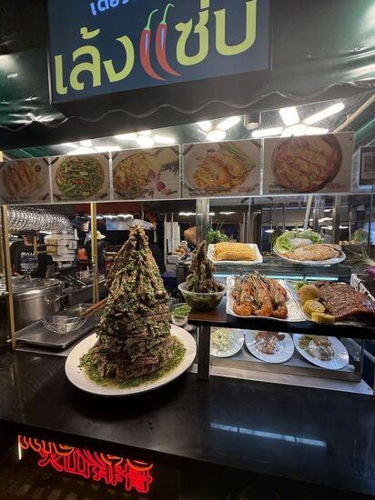 für Thailand sehr bekannt : marinierte Spareribs.
man findet sie überall auf den Streetfood Märkten.