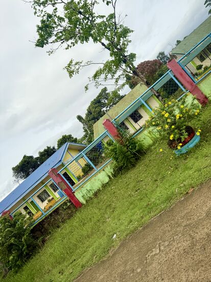 vorbei an zahlreichen Schulen die immer den buntesten Anstrich eines Dörfchens haben