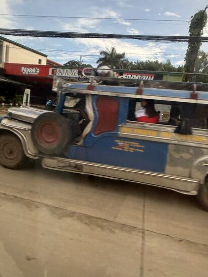 je oller desto schneller. 
der überholt uns noch und dann auch noch rechts 