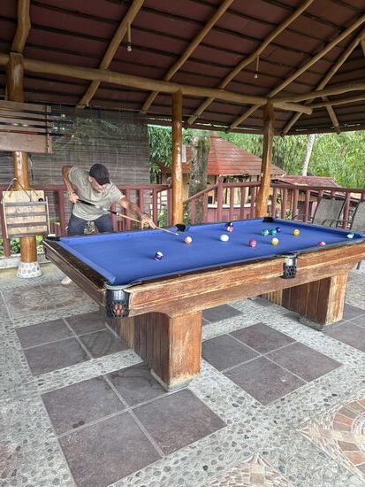 Billiard spielen (oder lernen ) 
dazwischen auch mal Karten und Schach (davon gibt es  leider keine Fotos)