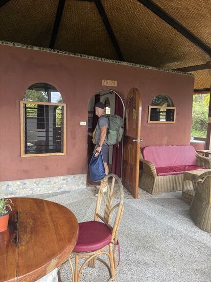 und wieder Abreisen……. leider keinerlei Touren oder Ausflüge 
Morgen geht es dann weiter Richtung Narra auf eine Insel mit nur 5 Bungalows
Keiner kennt diese Insel, wir haben sie auf Google Maps entdeckt
Schauen wir mal was das gibt…..