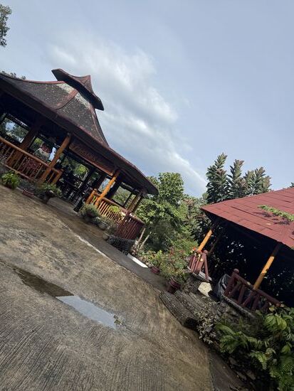 die Pfützen stehen noch aber bei 33 Grad trocknet das schnell..
Ja bißchen Pech gehabt, aber bis dato gingen unsere Pläne ja wirklich alle sehr gut auf , trotz Taifunausläufern !