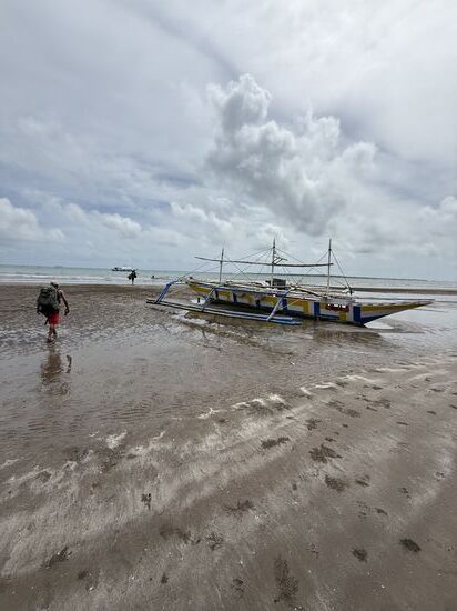 das ist unser etwas mitgenommener Kahn“ Der Seelenverkäufer“
Nicht nur das Wetter sieht grau und traurig aus, auch der Strand und alles drumherum ebenso