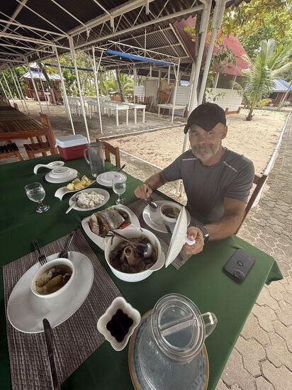Das Essen sieht erstmal etwas gewöhnungsbedürftig aus, war aber trotzdem lecker