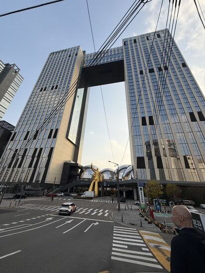 unser Hotelkomplex  !
Größer und größer und