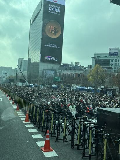 Massenveranstaltung direkt auf der Straße  und trotzdem bricht kein Verkehrschaos aus! Super organisiert.