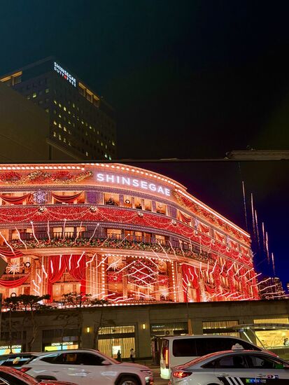 überdimensionale Fassadenbeleuchtung als Weihnachtsschmuck