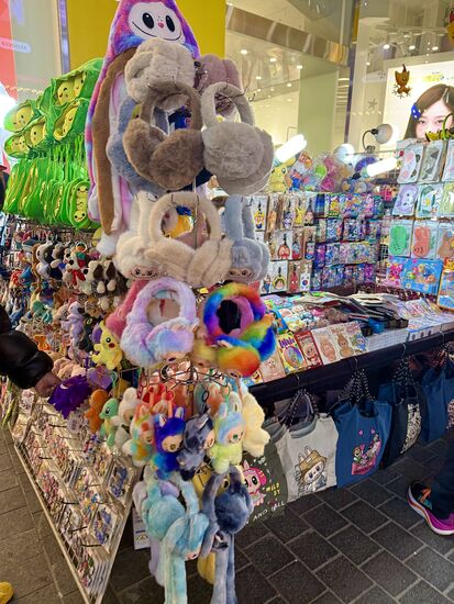 viele kitschige Verkaufsstände