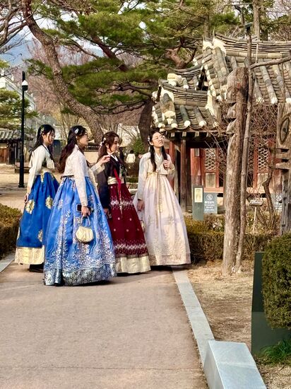 junge Frauen in der traditionellen Hambok Kleidung (aber auch nur um Insta Fotos zu machen)