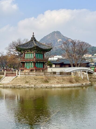 Gebäude des Palastes mit dem Berg Namsan