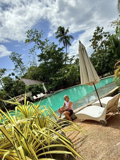 der Himmel reißt auf , derTaifun ist weggezogen. auch wenn wir nur die Ausläufer gespürt haben so war es doch sehr sehr windig und bedeckt.