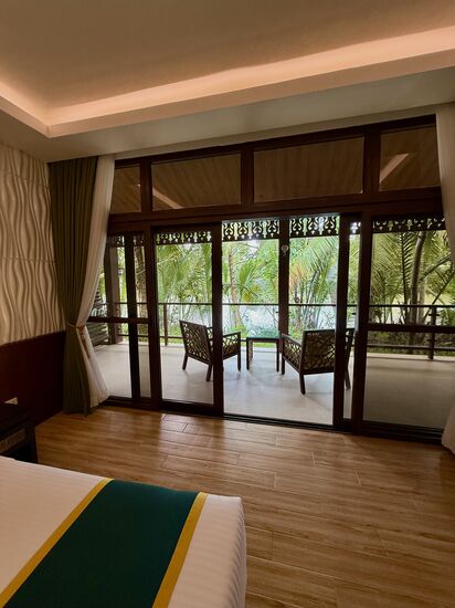 mit riesigen Zimmern und einem tollen Ausblick auf den Fluß