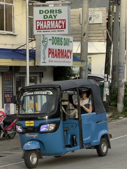 NEIN!  Diese Apotheke gehört nicht mir 
weiter geht es Richtung Meer obwohl das Wetter ja nicht unbedingt optimal ist. Aber egal. Mal schauen wie wild das Meer ist, denn morgen geht es mit der Fähre nach Siquijor