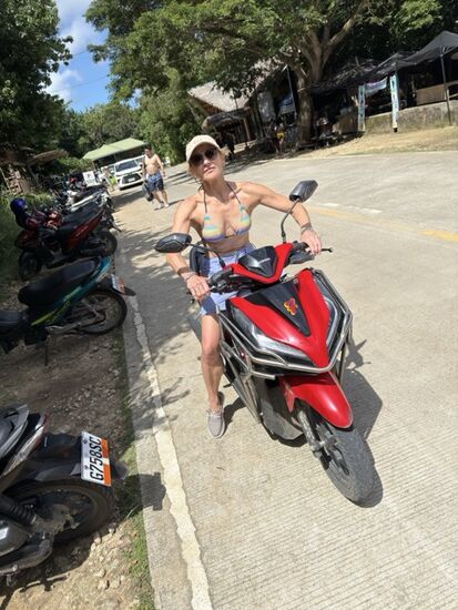 die Insel mit dem Roller erkunden .  Verfahren kann man sich so gut wie nicht, denn es gibt ja nur eine ausgebaute Straße