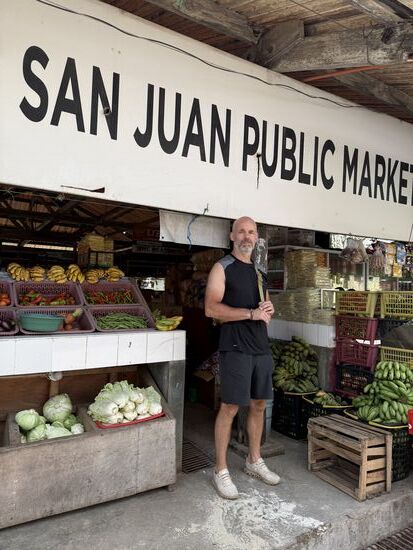 ein Stop im Public Markt mit frischem Obst, Gemüse und leckeren Backwaren