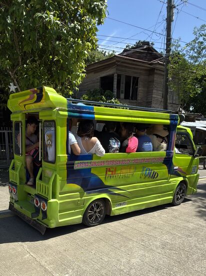 eine Fahrt mit einem ziemlich vollen Jeepney ( ortsübliches Transportmittel) gehört auch dazu