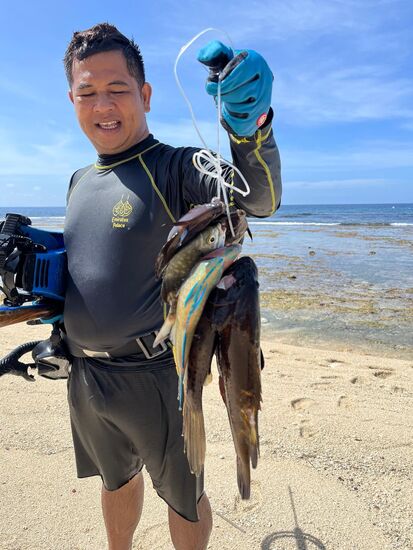 er war mit uns schnorcheln und hat ordentlich was mit seiner Harpune erledigt.
Wir haben unsere Beute im Speicher des Iphones gelassen 