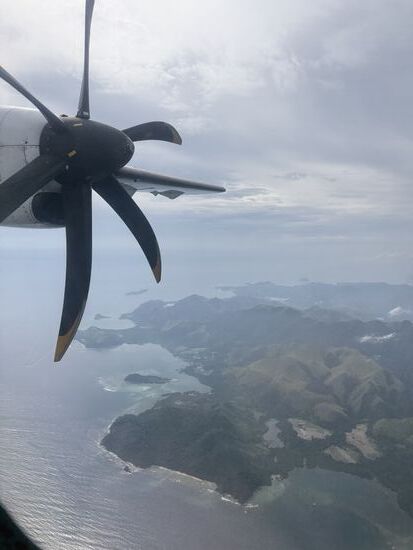 Der Propeller routiert ordentlich und die dicke Wolkendecke klart immer mehr auf
