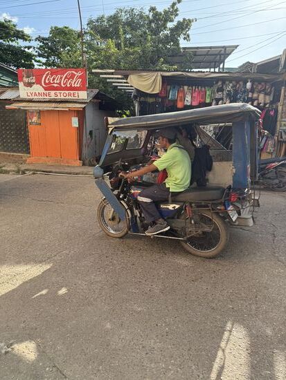 vorbei an vielen lustigen Vehikeln