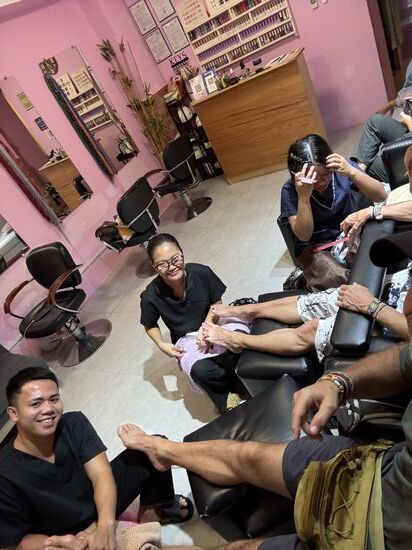 wir beschäftigen in kurzer Zeit alle Angestellten , erzählen , lachen und haben im Anschluß wieder ordentliche Hände und Füße