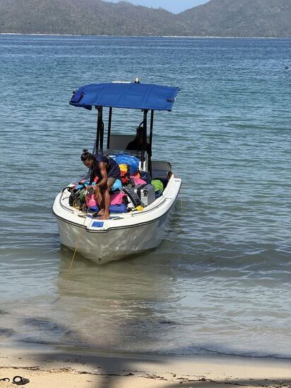 unser Gepäck wird mit einem kleinen Boot zum Hauptboot, einem Auslegerboot gebracht. Das große Gepäck kommt in den Motorraum, unsere sogennanten „Drybags“ mit allem was man braucht( nicht viel ) bleiben die nächsten Tage bei uns