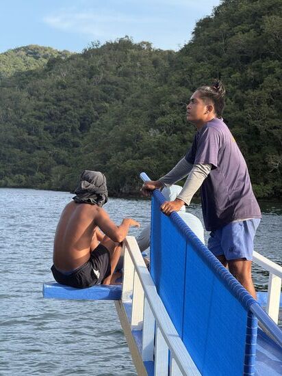 konzentriert bei der Arbeit
Jep-Jep unser Hop on Hop off Boy, der immer mit dem Anker reinhüpfen muß
zum Glück hat er jetzt Pause da wir alle Schnorcheln sind
