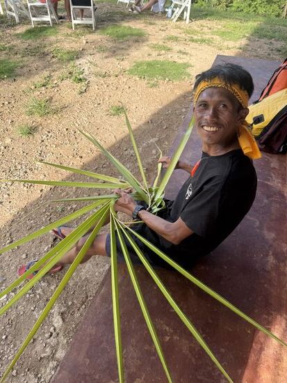 und Chris beim Anfertigen eines Sonnenhutes aus Palmblättern 
die auch für unglaublich schöne Tischdekorationen verwendet werden