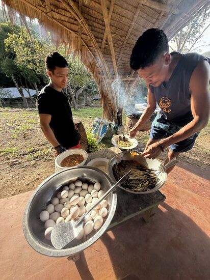 unser Küchenchef Dariel und Ethel sein Assistent beim Vorbereiten des Frühstücks