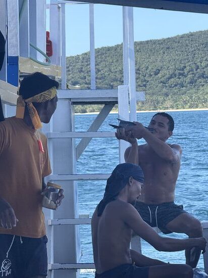 und natürlich zwischendurch wird  mit dem nicht benötigten Fischkopf , Blödsinn gemacht
Wally unser Mechaniker und unsere Spaßkanone . Er ist immer für Blödsinn zu haben und wenn er total gut drauf ist, gibt es auch ein Tänzchen für uns