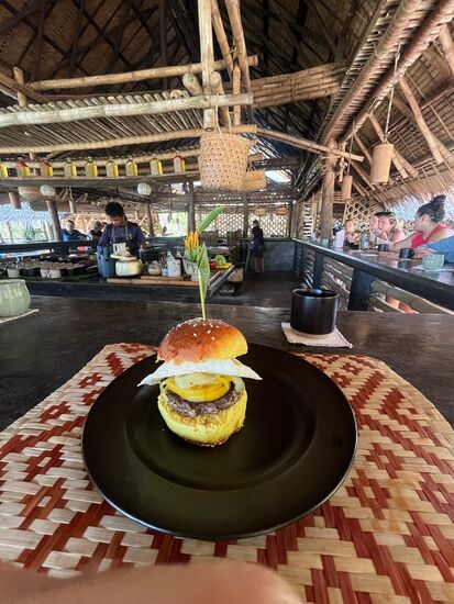 ein so leckerer Gemüseburger mit Ei zum Frühstück 