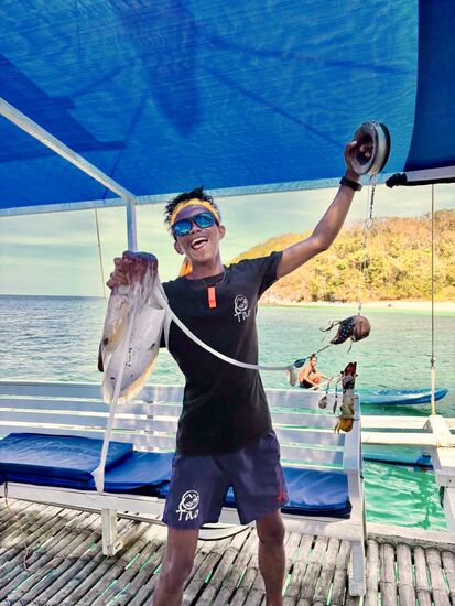 yeah !!! Erfolgreich unser Mittagessen ist gerettet. Chris unser Lost Boy Guide , (der von sich selbst sagt das er fast nie etwas angelt  ) , freut sich 