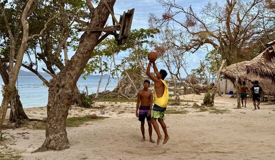 Basketballnetze gibt es überall ! Auf den Philippinen ist es quasi Nationalsport.
Die Jungs stürmen in jeder Pause zum Feld und eröffnen das Spiel